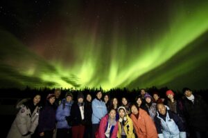 guests enjoy beautiful aurora on aurora hunting tour in yellowknife with north star adventures