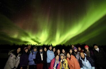 guests enjoy aurora on aurora hunting tour in yellowknife with north star adventures