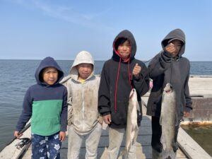 guests enjoying the amazing inuit culture on the shores of the arctic ocean with north star adventures in kugluktuk, nunavut